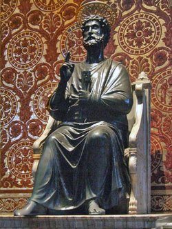 Statue of St. Peter (St. Peter´s Basilica), it is possible to observe the pope blessing sing in his right hand